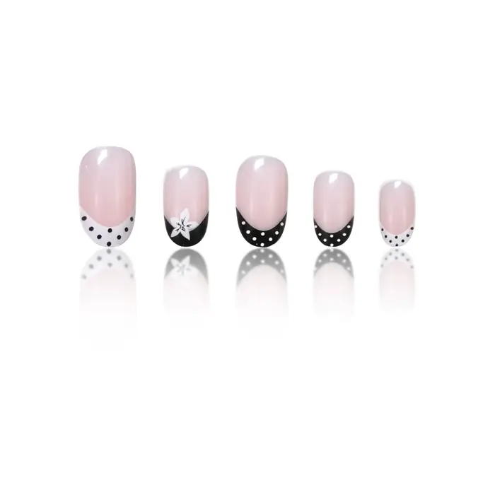 24 ongles carrés courts faits à la main. Base nude transparente avec des pois noirs et blancs à la française