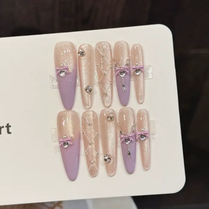 Faux ongles longs stiletto faits à la main à presser avec design scintillant