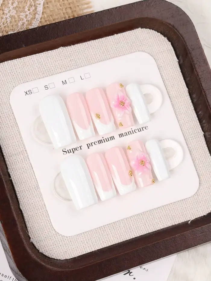 10 faux ongles rectangulaires de longueur moyenne, faits à la main, avec un motif floral dégradé rose et blanc délicat et une finition brillante, réutilisables. Ongles français blanc pur avec base ros