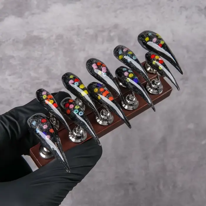 Faux ongles à presser noirs et argentés à paillettes