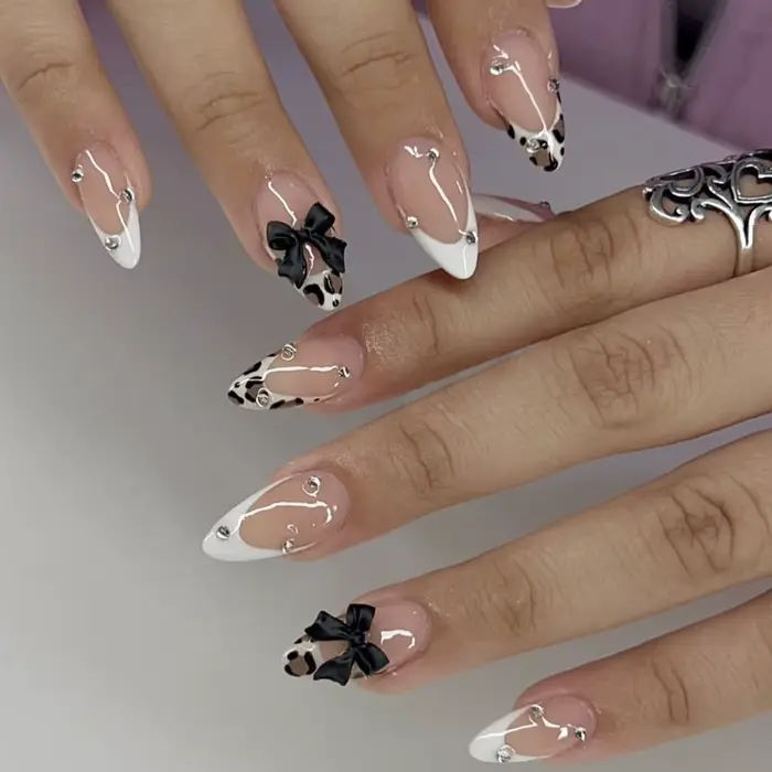 Lot de 24 faux ongles amande français marron mi-longs à presser, avec pois blancs, nœud 3D et perles