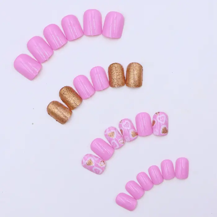 96 faux ongles courts carrés français pressés avec motif cœur