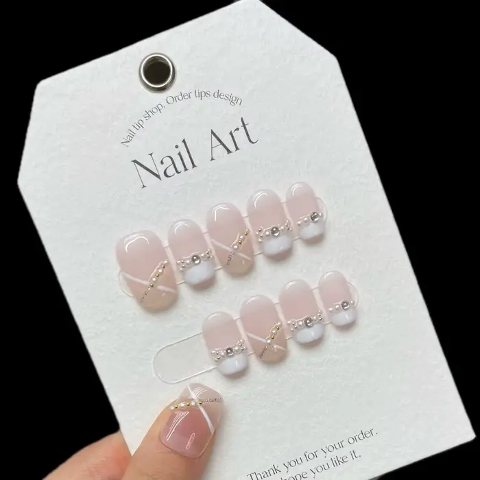 Doux français à la main porter des ongles Niche minimaliste moyen Nail Art patchs croix perle queue de poisson faux