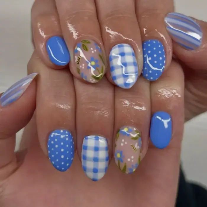 Faux ongles à rayures bleues et blanches