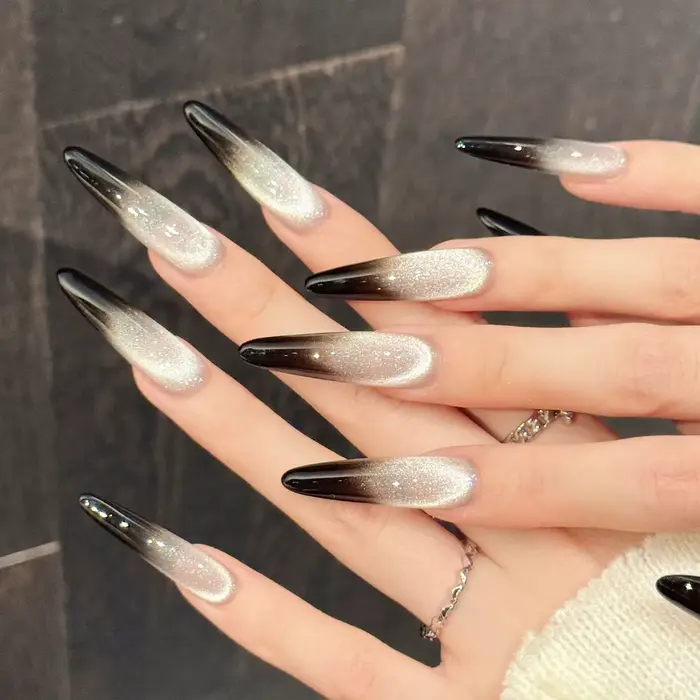 Faux ongles longs stiletto faits à la main à presser avec design scintillant