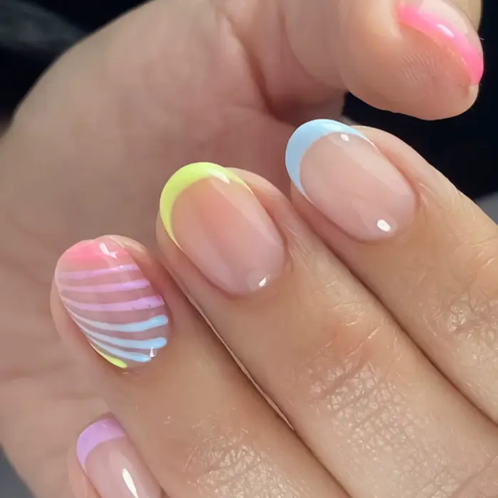Faux ongles français colorés