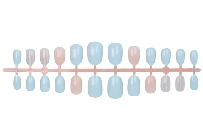 24 faux ongles carrés courts bleu clair et rose avec des rayures blanches en forme de points