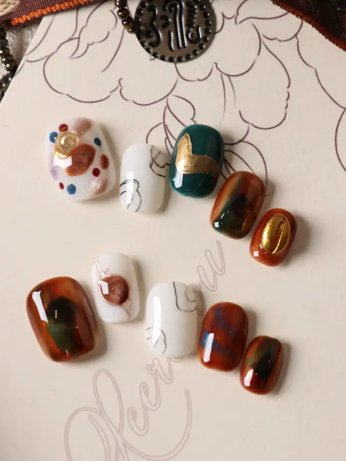 Lot de 10 faux ongles à presser marron et blancs