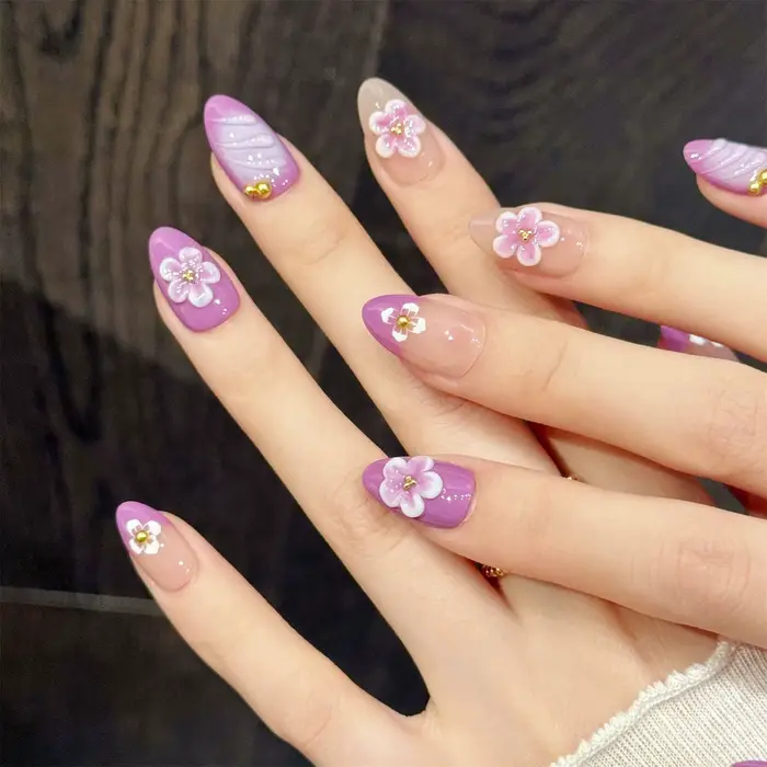10 faux ongles dégradés rose et violet avec des motifs de fleurs en relief 3D