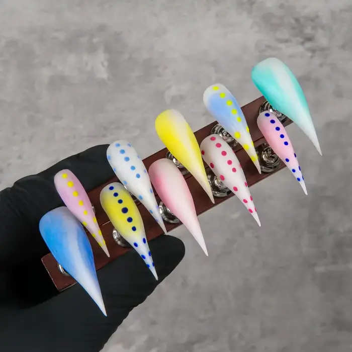 Faux ongles pointus en forme de griffes de dragon à pois macaron