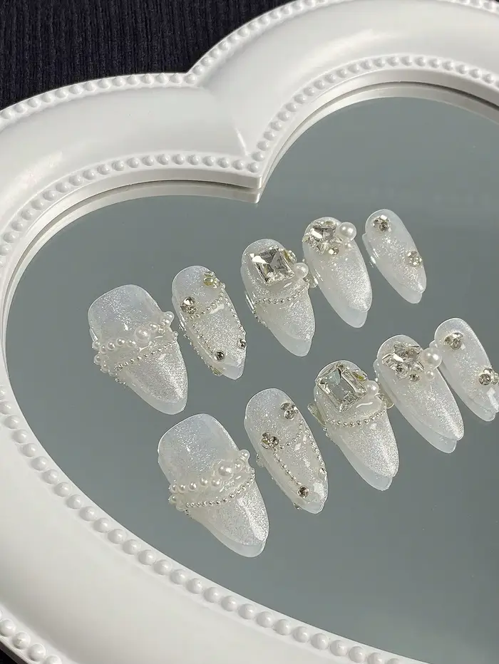 10 faux ongles en forme d'amande de longueur moyenne