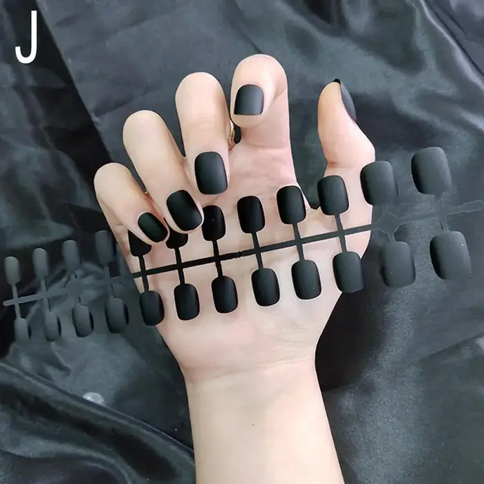 Ongles Courts et Simples pour Manucure