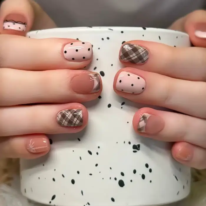 Faux ongles courts carrés Sweet Girls à presser, 24 pièces, couleur rose nude, French manucure, impr