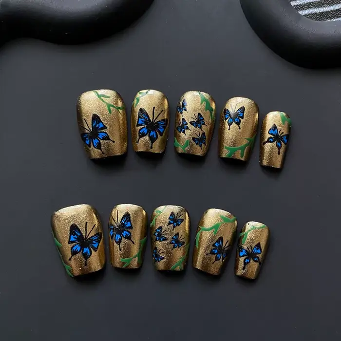 Faux ongles dorés à pression faits à la main