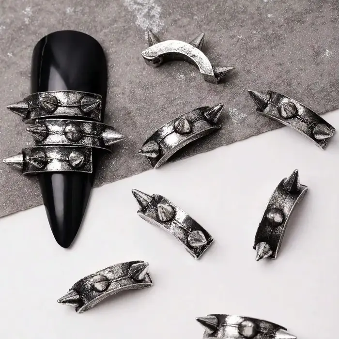 30 pièces nouveau foncé et Cool Y2K Punk Style métal lourd rétro Rivet alliage Nail Art accessoires avec breloque Design artistique