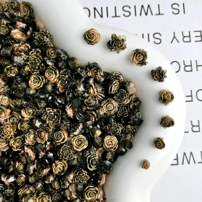Breloques à ongles en résine incrustée de feuille d'or