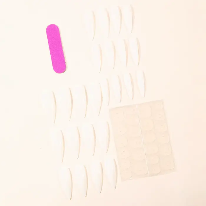 Faux ongles aiguilles longs blanc lait