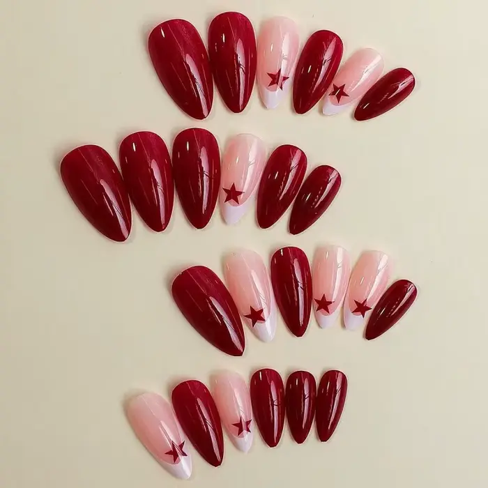 24 faux ongles brillants en forme d'étoile rouge avec une pointe gris-blanc