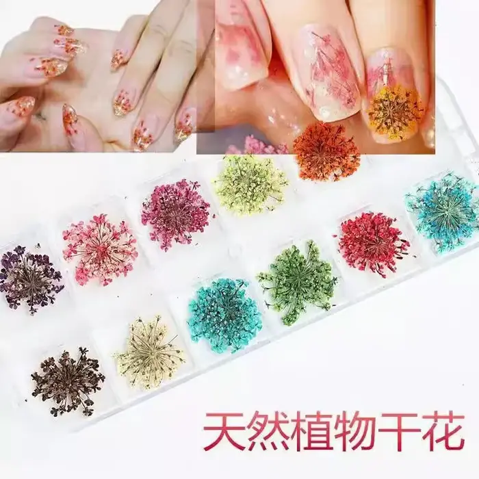 Décoration d'ongles avec fleurs séchées