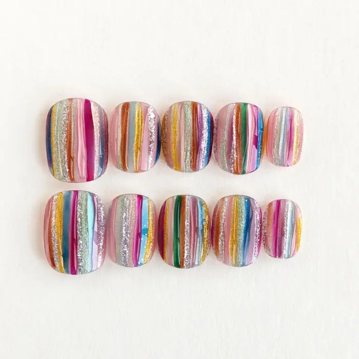 10 faux ongles carrés courts pastel à rayures arc-en-ciel scintillantes