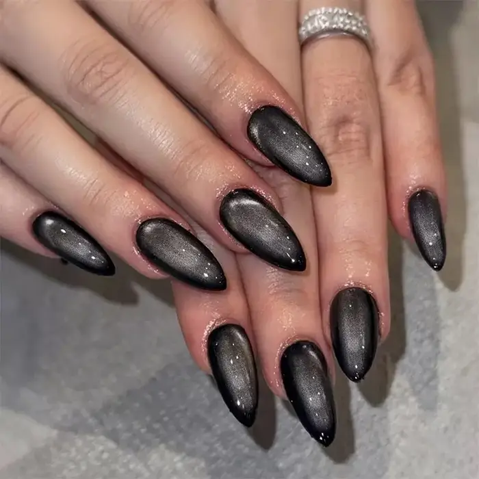 Faux ongles roses et bleus avec feuille d'or