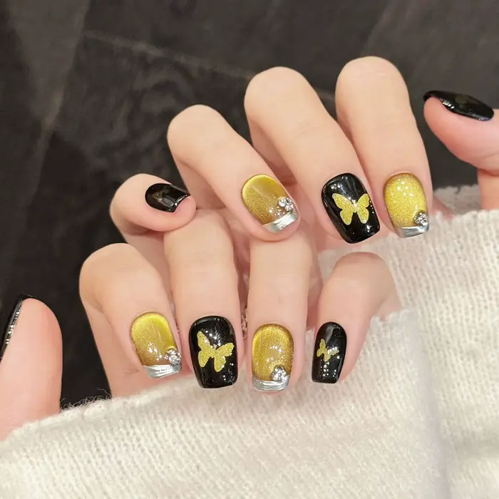10 faux ongles faits à la main avec motif papillon doré et effet œil de chat noir