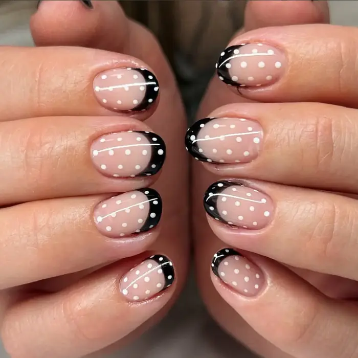 Faux ongles courts et ronds blancs à pois roses nude