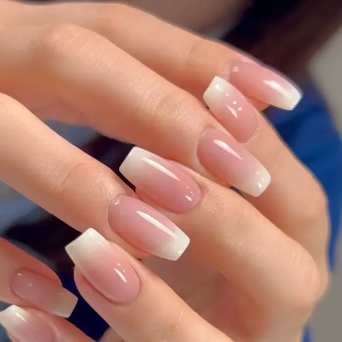24 faux ongles carrés simples avec design nude