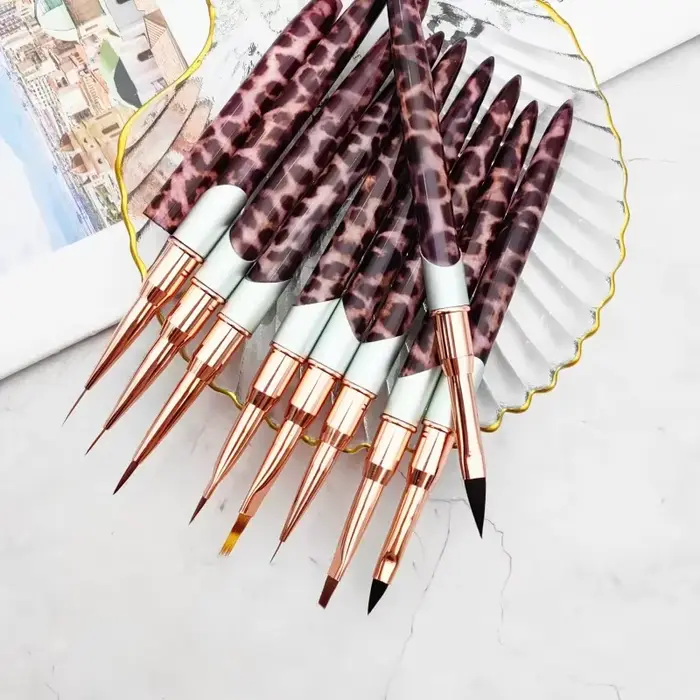 Brosse à ongles avec manche léopard