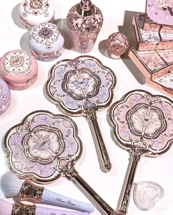 Fleur sait papillon nuage collier Collection miroir cosmétique main tenant miroir exquis soulagement
