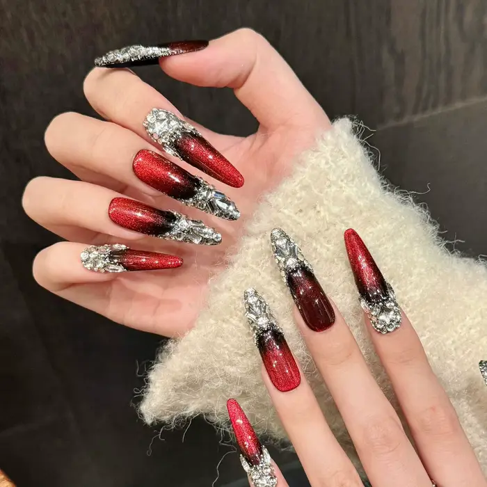 Faux ongles de luxe super longs en amande rouge vin