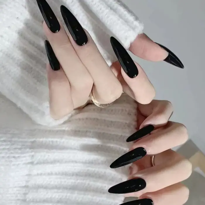 24 faux ongles noirs en résine à pointe