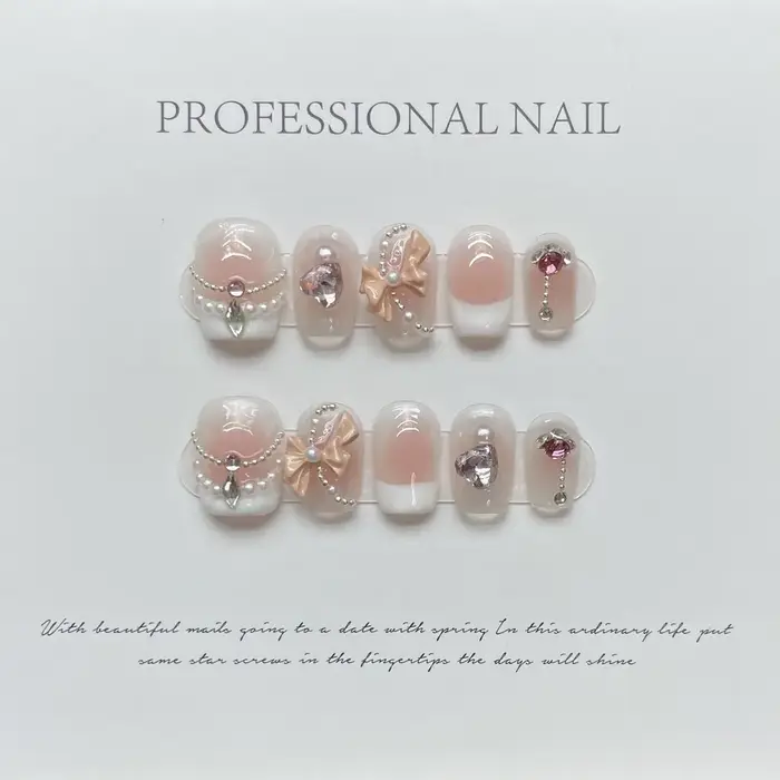 Faux ongles courts et mignons