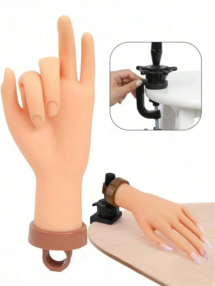 Les débutants en nail art utilisent des modèles de mains artificielles avec des plaques à ongles insérables