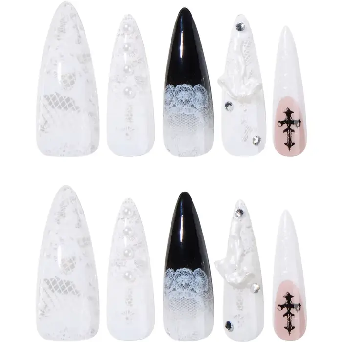 Faux ongles longs et pointus de style gothique