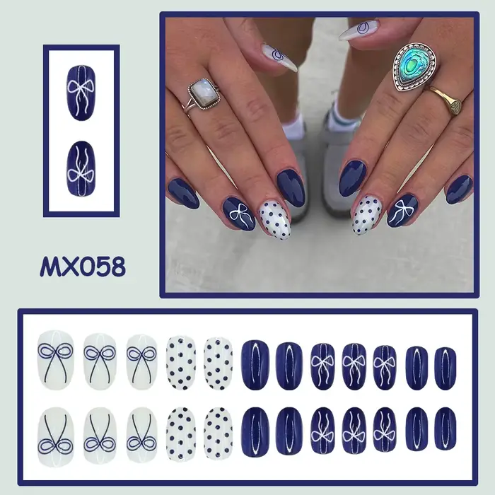 Faux ongles courts arrondis bleu profond avec papillon à pois, finition brillante, Style à pression 