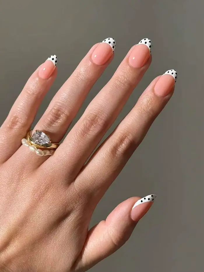 Ensemble de 24 faux ongles courts ovales à pois, comprenant 1 vernis gel et 1 lime à ongles.