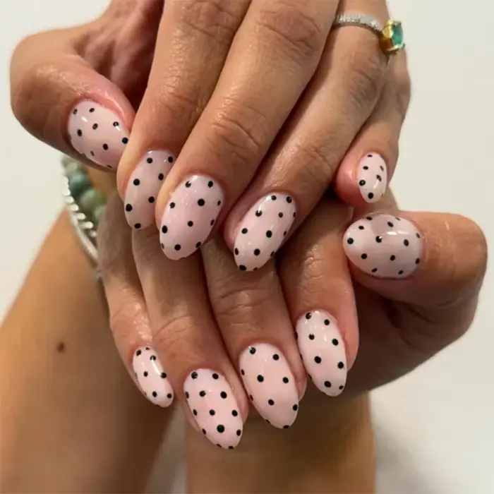 Faux ongles français à pois et amande