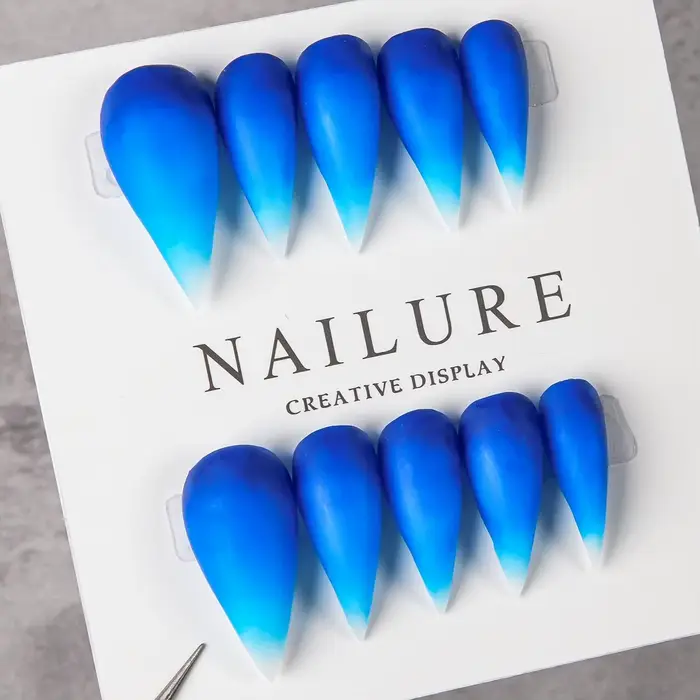 Faux ongles longs à presser, style stiletto, dégradé bleu vif et blanc, finition mate, faits main, r
