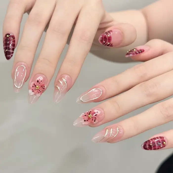 Presse à la main sur les ongles amande faux
