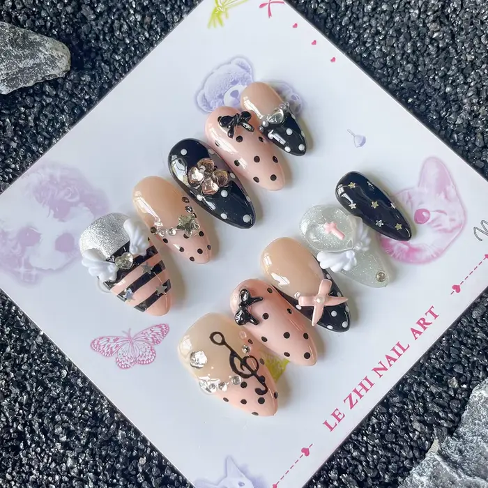 Ongles à presser longs en amande, faits main, motif pois roses et notes de musique, avec perles, éto