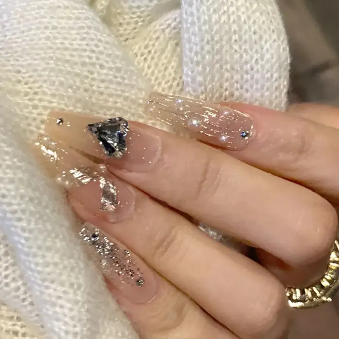 Faux ongles mi-longs avec motif de fleur en forme de cœur 3D