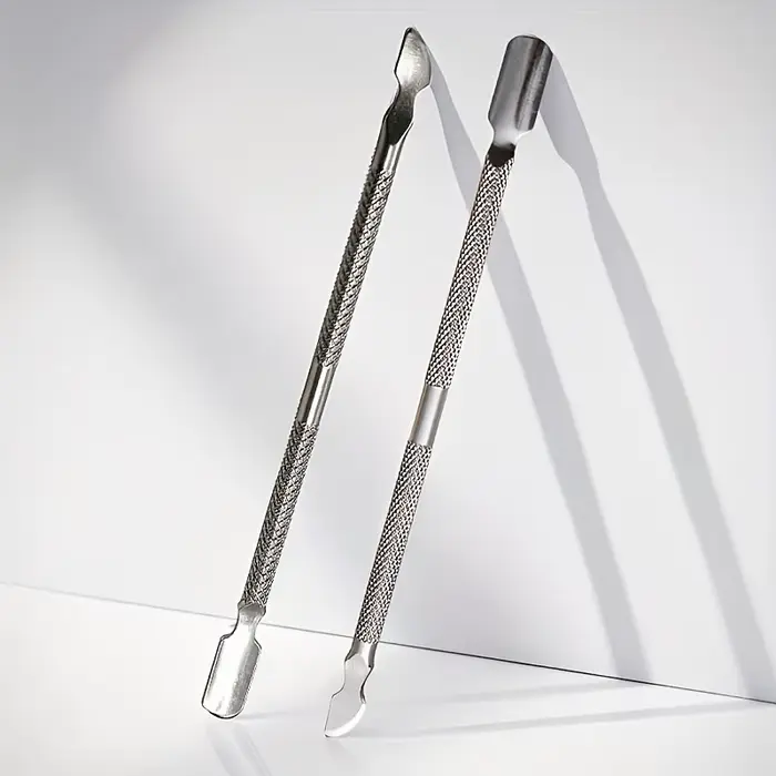 Poussoir à cuticules argenté