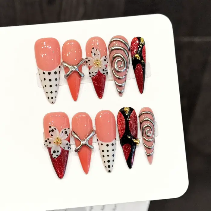 Faux ongles faits main avec motif craquelé marron-orange