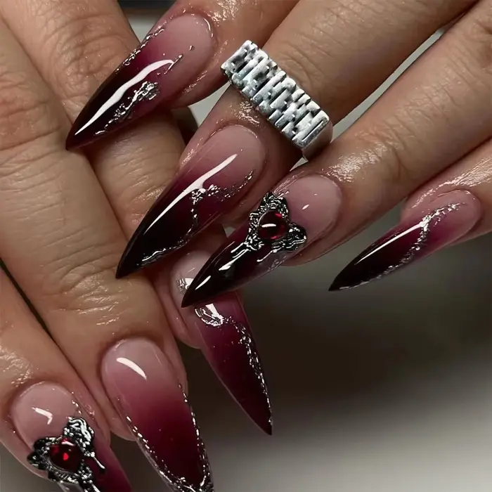 Faux ongles longs et pointus de style gothique