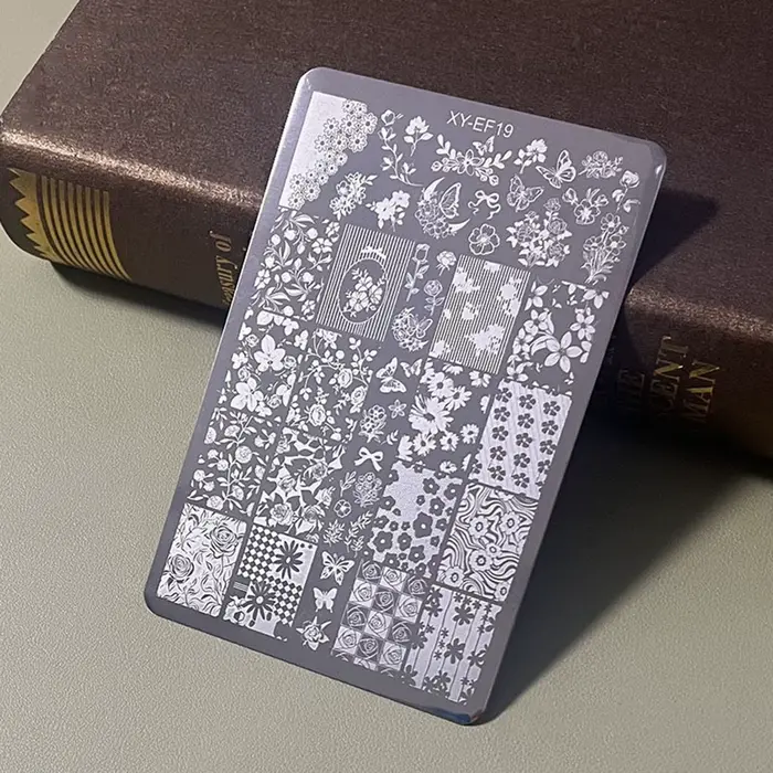 Modèle de manucure en plaque d'acier