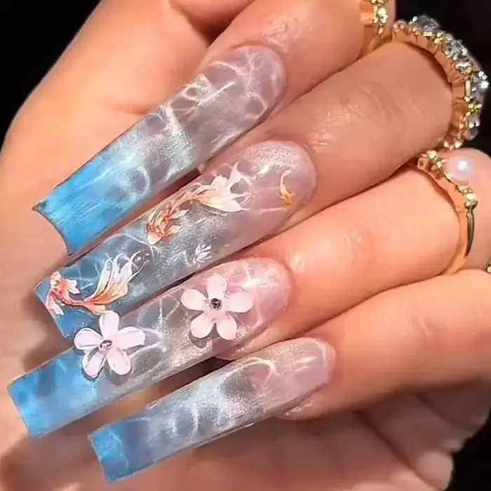 Faux ongles à bordure française dorée