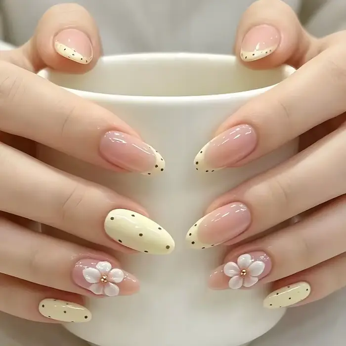 24 faux ongles ovales français à pois couleur crème - faux ongles minimalistes et élégants avec fleu