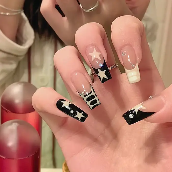 Faux ongles carrés courts Style Y2K, 24 pièces, pointes françaises blanches/noires, motifs étoiles e