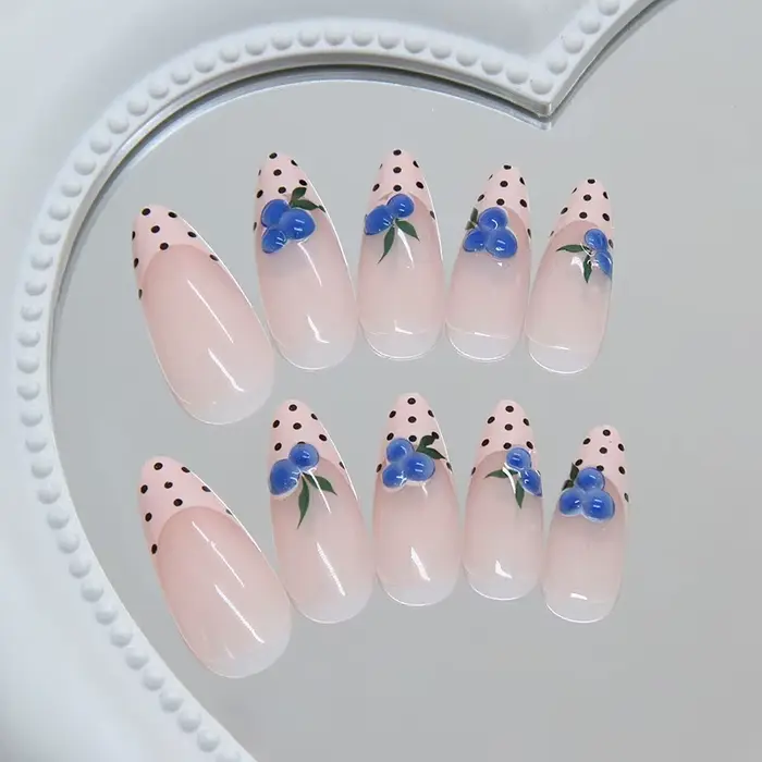 Faux ongles à presser en amande, nude à pois, style French, avec décor 3D Myrtille, amovibles, pour femme, manucure tendance, pour le printemps, le quotidien et les rendez-vous